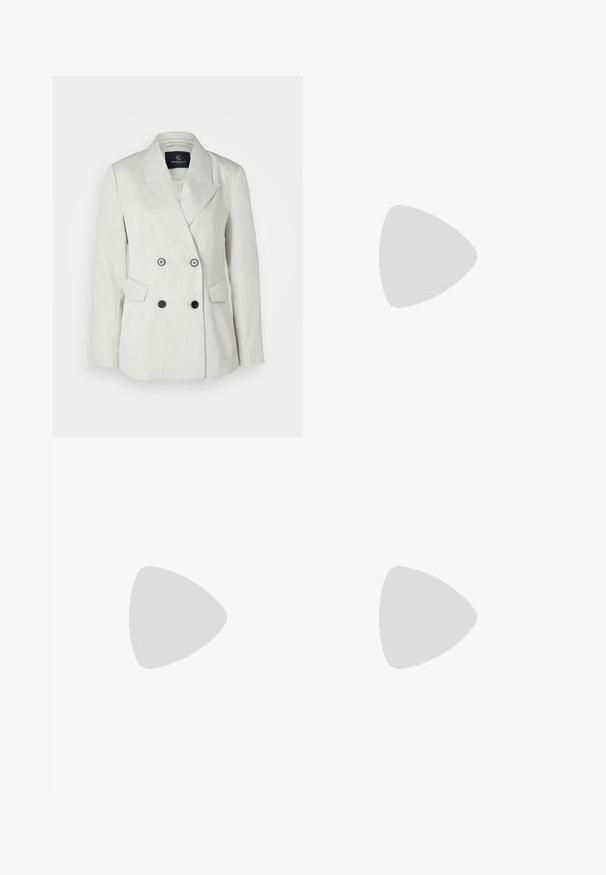 Bílý pruhovaný dvouřadý blazer s špičatým klopou, dvěma předními kapsami a černými knoflíky. Hladká textura látky a přizpůsobený střih.; Bílý svetr s vysokým límcem a pleteným vzorem, s kratší siluetou, obsahující vroubkované manžety a lem. Měkká textura s útulným, robustním designem.; Černé legíny vyrobené z elastického, hladkého materiálu. Vysoký pas, slim fit, plná délka a žádné viditelné kapsy ani vzory.; Černá kožená kotníková bota s špičatou špičkou, elegantním siluetou a robustním čtvercovým podpatkem. Hladká textura s minimem švů.