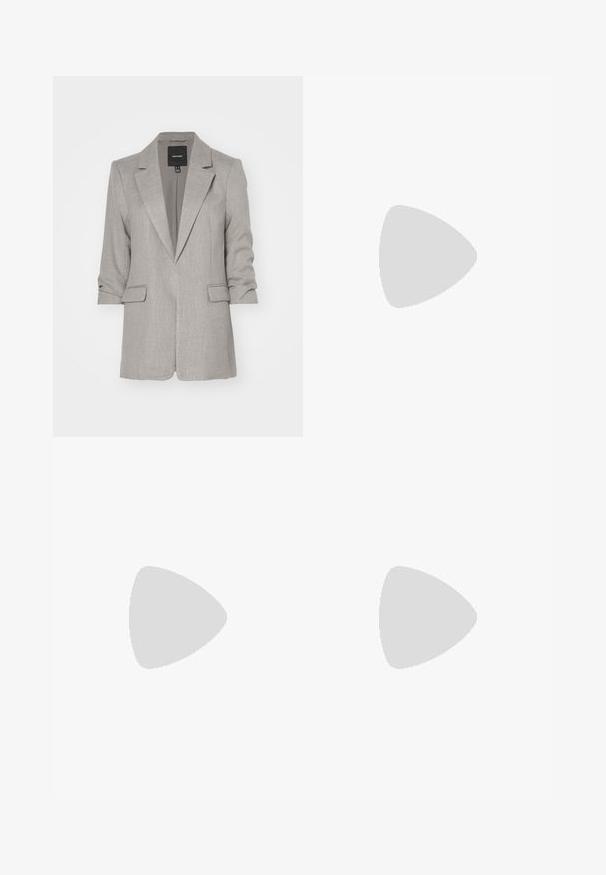 Vero Moda VMFRIDA REGULAR  - Blejzer - silver mink; Tričko s dlhým rukávom v troch farbách: čiernej, sivej a bielej. Každé má okrúhly výstrih a skrátený strih vyrobený z hladkej, ľahkej tkaniny.; Čierne rozšírené nohavice vyrobené z elastického materiálu, s vysokým pásom a rozšírenými nohavicami so bočnými rozparkami pre väčšiu voľnosť pohybu.; Sivé semišové tenisky s bielymi šnúrkami, čiernymi pruhmi a bielou gumovou podrážkou. Obsahujú okrúhly logo na jazyku a gumenú podrážku.