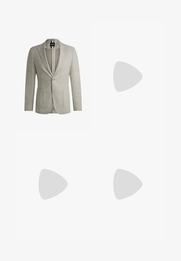 Blazer grigio chiaro realizzato in tessuto testurizzato. Presenta due tasche anteriori, chiusura con un solo bottone e un'etichetta con righe nere e marroni.; Camicia bianca a maniche lunghe con bottoni realizzata in cotone, caratterizzata da un colletto classico, bottoni frontali e dettagli di cucitura minimal.; Pantaloni blu navy realizzati in un tessuto texturizzato, con gamba dritta, davanti piatto e due tasche laterali. Nessun motivo o dettaglio visibile.; Scarpa da uomo in vera pelle nera con doppie fibbie, silhouette elegante e punta tonda. Presenta un tacco basso e una texture liscia.