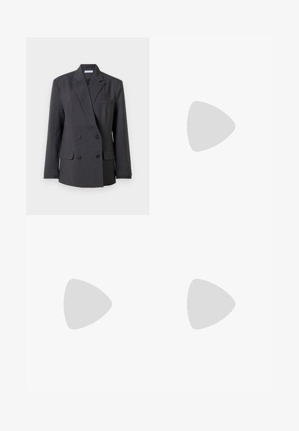 Blazer doppiopetto grigio scuro con rever a serafino, quattro bottoni neri, due tasche a pattina e una tasca sul petto a scomparsa.; Maglietta a maniche corte marrone realizzata in tessuto morbido, con scollatura rotonda e vestibilità rilassata. Nessun motivo o dettaglio visibile.; Jeans in denim blu con un design a vita alta, silhouette a gamba dritta, dettagli di cucitura bianca e una chiusura con bottone classico in vita.; Sandalo bianco con tacco alto, caratterizzato da un design a cinturini e un legaccio alla caviglia. Texture liscia con una piattaforma frontale per un'altezza aggiuntiva.