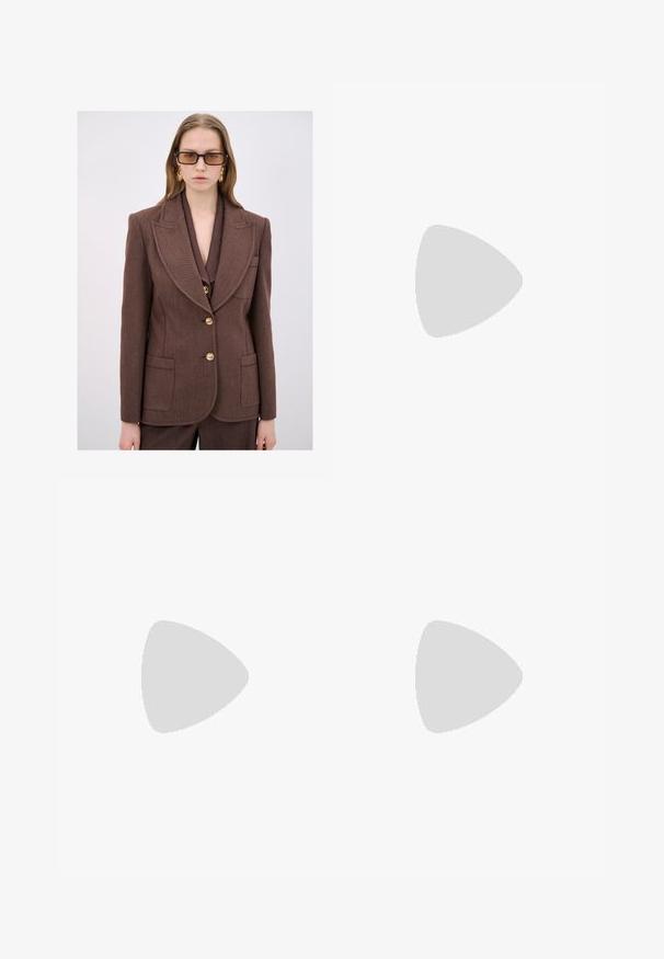 Blazer marrone su misura realizzato in tessuto testurizzato, con colletto a punte, bottoni dorati e due tasche frontali.; T-shirt bianco a maniche corte realizzato in cotone. Presenta un collo tondo e una vestibilità rilassata. Texture liscia senza motivi o dettagli visibili.; Pantaloni a gamba larga bianchi realizzati in un tessuto leggero. Presentano una vita elastica con cordoncino e tasche laterali. Texture liscia.; Infradito con suola in gomma color talpa, progettate con tre cinturini in pelle bianca sovrapposti e un piccolo dettaglio a fiocco al centro.