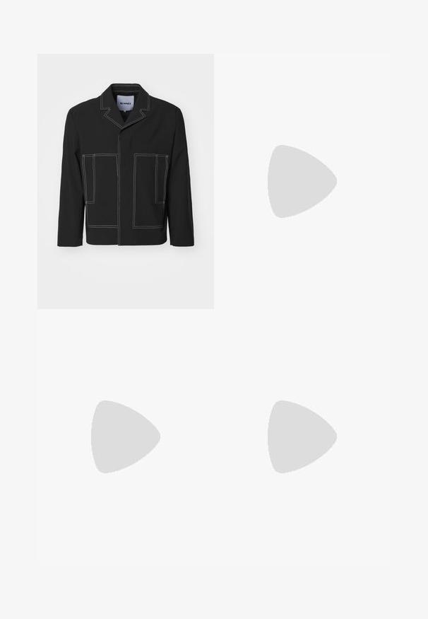 Sunnei UTILITY - Giacca - black; Maglietta a righe azzurra chiara con colletto rotondo e maniche corte. Presenta una vestibilità regolare e un discreto logo accentuato sull'orlo.; Pantaloni neri in cotone con design a gamba dritta, dotati di chiusura frontale con bottone, due tasche laterali e una piccola etichetta del marchio sulla cintura.; Sneaker bianco e nero con tomaia in pelle liscia, punta tonda e suola in gomma piatta. Presenta lacci neri e una morbida fodera interna.