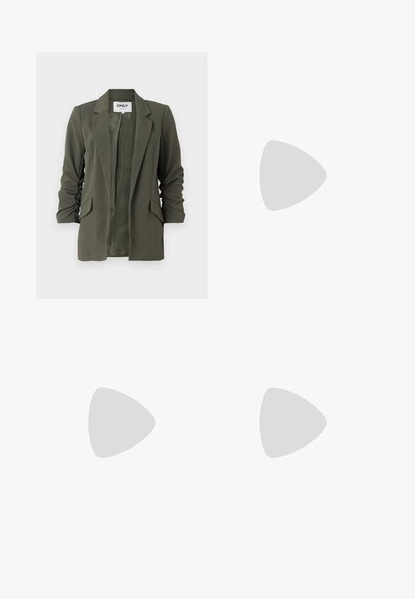 Ελιάς πράσινο σακάκι φτιαγμένο από μαλακό ύφασμα, με γιακά σε σχήμα V, δύο μπροστινές τσέπες και ελαφρώς ραμμένα μανίκια για άνετη εφαρμογή.; Μαύρο κοντομάνικο �μπλουζάκι με στρογγυλή λαιμόκοψη, κατασκευασμένο από απαλό βαμβακερό ύφασμα. Απλός σχεδιασμός, χωρίς ορατά λογότυπα ή μοτίβα.; Μαύρα ψηλόμεσσα τζιν παντελόνια με κούμπωμα και φερμουάρ, εμπρός τσέπες και καμπάνα, τοποθετημένα επίπεδα σε λευκό φόντο.; Μαύρες πλατφόρμες σανδάλια με χοντρές, λαστιχένιες σόλες και πολλές λωρίδες, με μεταλλικές αγκράφες και λεία υφή που μοιάζει με δέρμα.