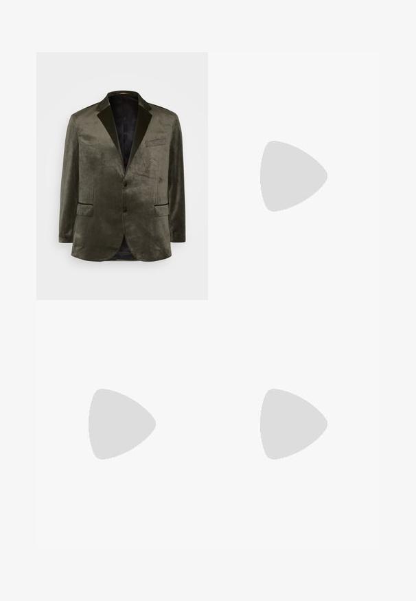 Olivengrønn fløyelsblazer med skrå lapels, to frontlommer og en enkel knappelukking. Glatt tekstur og satengfôr.; Hvit T-skjorte med korte ermer og rød tekst "Studio Originals Edition" på venstre bryst, vist på en nøytral grå bakgrunn.; Kordfløyelsbukser i en varm brunfarge med elastisk midjebånd og snøring, avslappet passform og vertikal ribbet tekstur.; Hvite atletiske sko med et teksturert strikket overdel, flate snører og en polstret såle med synlige luftkamre for ekstra støtte.