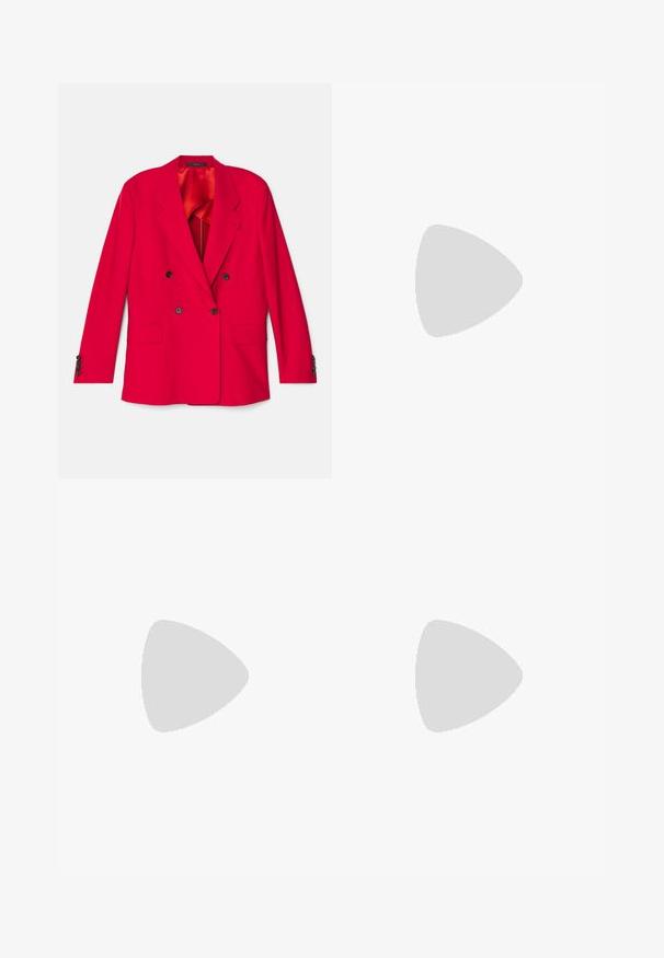 Červený dvouřadý blazer s klopami, dvěma předními kapsami a černými knoflíky. Podšitý oranžovou látkou pro kontrast a texturu.; Bílá bavlněná tričko s kulatým výstřihem a krátkými rukávy, s uvolněným střihem a minimalistickým designem. Štítek je viditelný na krku.; Černé široké kalhoty vyrobené z hladkého materiálu, s vysokým pasem, předními plisovanými detaily a čistým, upraveným designem bez zdobení.; Proenza Schouler BRONCO - Jezdecké boty - black