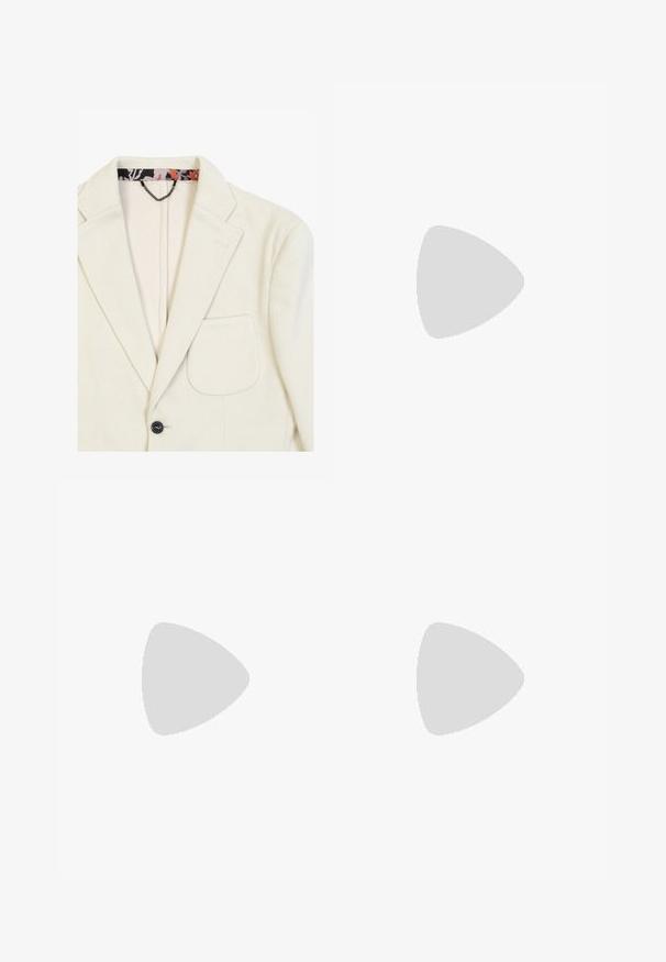 Blazer bianco con texture, featuring rever a pico, chiusura con un bottone e taschino sul petto. Fodera con un motivo astratto colorato.; Maglietta a maniche corte in maglia blu navy con bordo a V crema e ricamo "Originals Club" sul lato sinistro del petto.; Jeans blu a gamba larga in denim, con vita alta, design a cinque tasche e cuciture a contrasto lungo le cuciture e le tasche.; Sneaker bianco in pelle con accenti beige, suola piatta in gomma, punta rotonda e logo a contrasto ai lati e sul retro. Design con lacci.