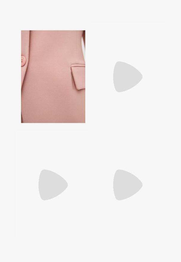 adL WITH POCKET DETAIL - Bleiseri - powder; Mustapaita, jossa on lyhyet hihat ja joustavaa kangasta, ominaisuutenaan istuva muotoilu ja kokoontuva yksityiskohta sivuilla. Silkkinen rakenne, klassinen malli.; Musta polyesterinen culotte-housut, jossa on joustava vyötärö, kaksi etupleettiä ja löysä siluetti. Ei näkyviä kuvioita tai metallisia yksityiskohtia.; Bershka Korolliset sandaalit - black; Mustekko mustasta kiiltonahasta valmistettu käsilaukku, jossa on kaareva muoto, yksi olkahihna, etutaskut ja hopeanväriset yksityiskohdat.