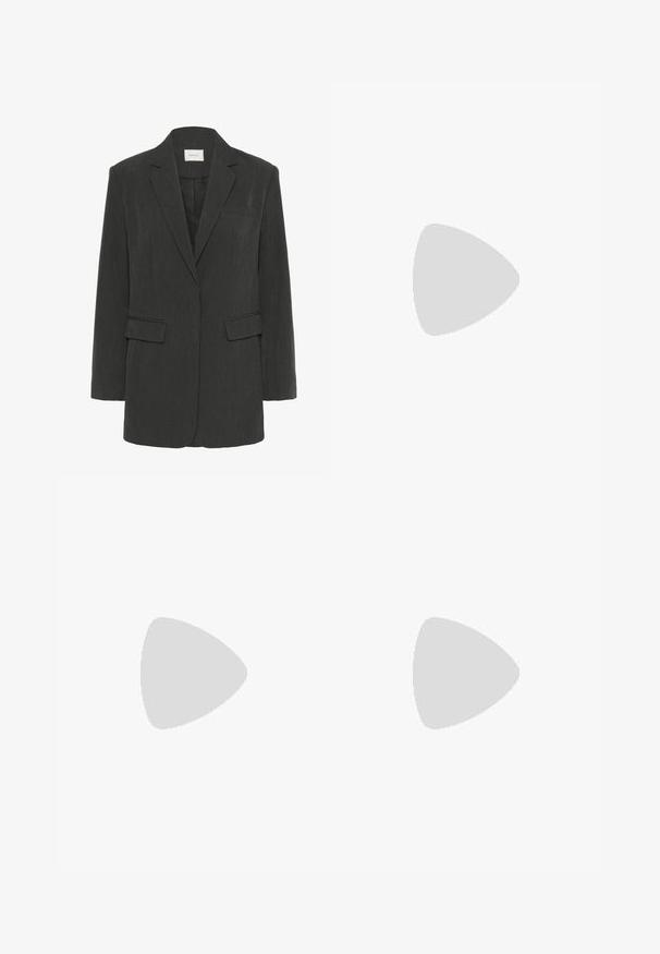 Tmavě šedý jednoramenný blazer s klopami, dvěma kapsami s klopami, kapsou na hrudi a černou podšívkou.; Bílá blůza s límcem z hladkého materiálu, s krátkými rukávy a nařasením v pase pro uvolněný střih.; Černá plisovaná sukně s širokým pasem, vybavená rovnoběžnými vertikálními záhyby po celé délce. Hladká textura s plynulým designem.; Černé kožené boty do poloviny lýtek s masivním blokovým podpatkem a zaoblenou špičkou, zobrazené v bočním profilu na bílém pozadí.