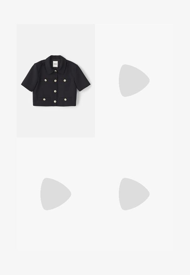 Színes, fekete, rövidujjú zakó, négy elülső zsebbel és aranyszínű gombokkal. Simább anyagból készült.; Fekete, hosszú ujjú blúz struktúrált anyagból, fodros aljjal és fehér fodros díszítéssel a galléron és a mandzsettákon. Középen hurokkal záródik.; Fekete, pliszézett szoknya arany színű fémrészekkel. Oldalsó zsebekkel rendelkezik logós részletekkel, sima anyagból készült. A-vonalú siluett.; Fekete bőrcipők brogue díszítéssel, két csattal, lekerekített orral és alacsony sarokkal. Simább felület fényes kivitelben.