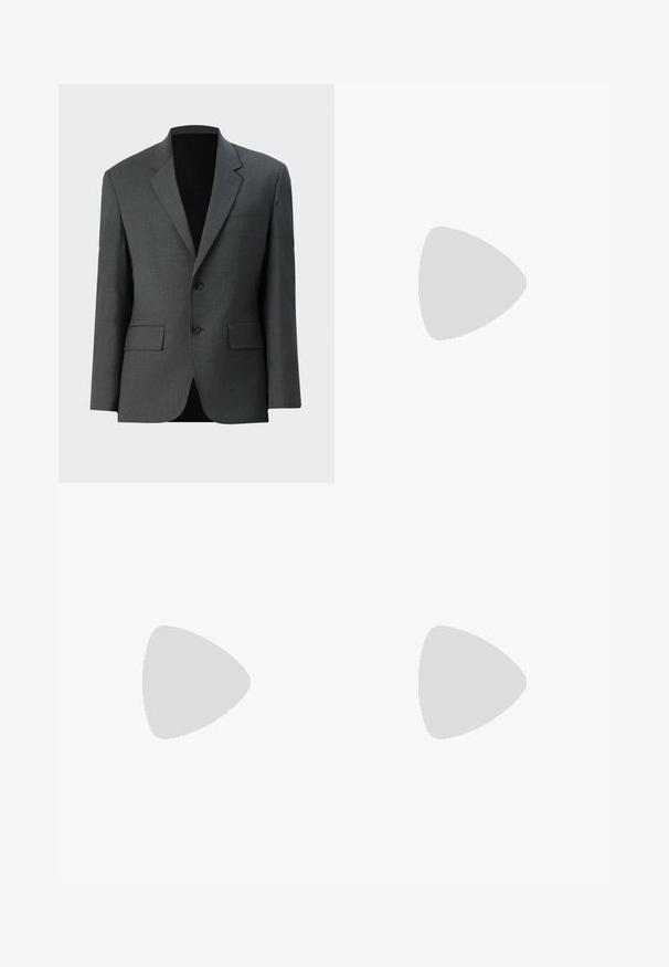 Grå blazer laget av teksturert stoff. Den har en krage med noterte kanter, to frontlommer, og to knapper foran, med en tilpasset passform.; Svart langermet skjorte med knapp foran, klassisk krage og rund nederkant; har svarte knapper og en rød logo inne i kragen.; Mørkeblå bukser med skreddersydd passform, med en glatt tekstur, skarpe striper og en flat frontdesign. Skjult glidelås lukking.; Sorte lærdressko med en glatt overflate, snøresystem, rund tå og subtile sømdetaljer. Har en svart gummisåle.