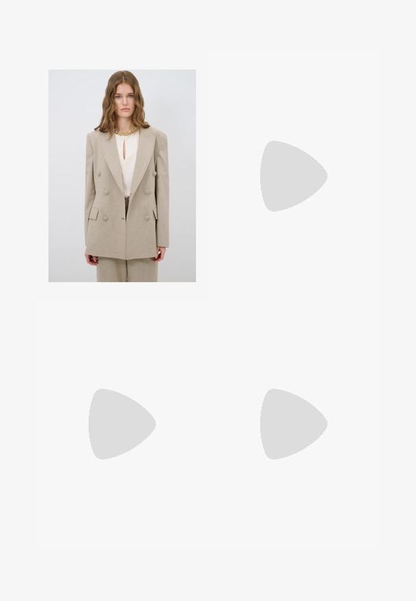 Beige kaksirivinen bleiseri suurilla napeilla, käänteillä ja muotoonommellulla istuvuudella. Sen päällä on kermavärinen paita, jossa on avainelementtinä oleva kaula-aukko.; Valkoinen, ribbatusta kankaasta valmistettu, istuva toppi, jossa on hihattomat cap-sleeve -hihoja ja kokoontumisdetails, jotka antavat tekstuuria ja muotoa.; Kermanhousut vaaleassa kankaassa, jossa on sileä rakenne, yksittäinen etunappi, hienovaraiset laskokset ja korkea vyötärömuotoilu.; Beige sandaalit korkokengät, joissa on kapeat, ristiin menevät hihnat, avoin varvas ja neliömäinen tukikorko. Liukas lakattu pinta, säädettävä nilkkahihna.