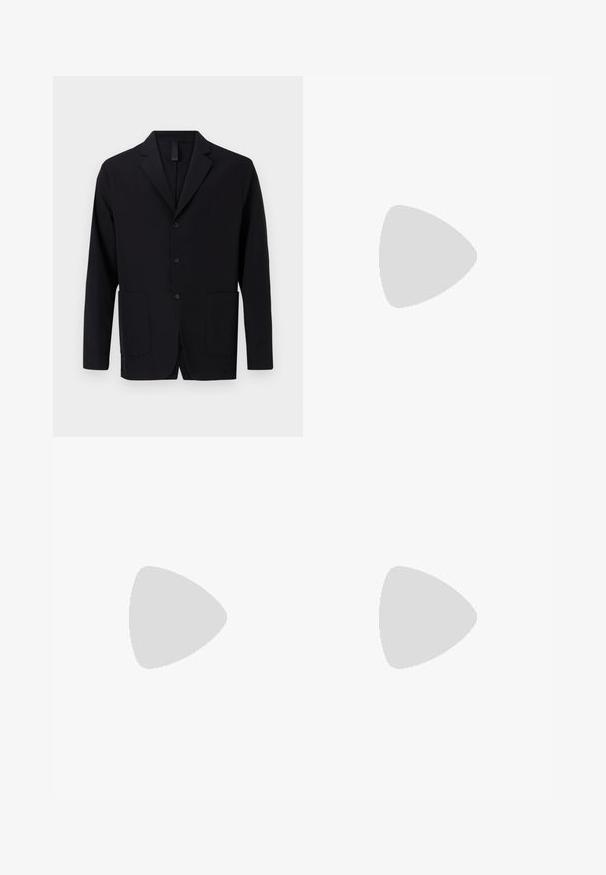 Sort blazer lavet af glat stof, med en klapkrave, tre knapper, to frontlommer og en afslappet pasform.; Sort skjorte med knaplukning, krave, lange ærmer, to brystlommer med klapper og lige kant. Fremstillet af glat stof.; Sorte flagrende bukser lavet af en blanding af bomuldsstof, med knaplukning, bælteløkker og en glat tekstur uden synlige mønstre.; Sorte læderloafers med en glat overflade, rund tå og en dekorativ strop over vampen. Lav hæl med stabeldesign, minimalistisk stil.