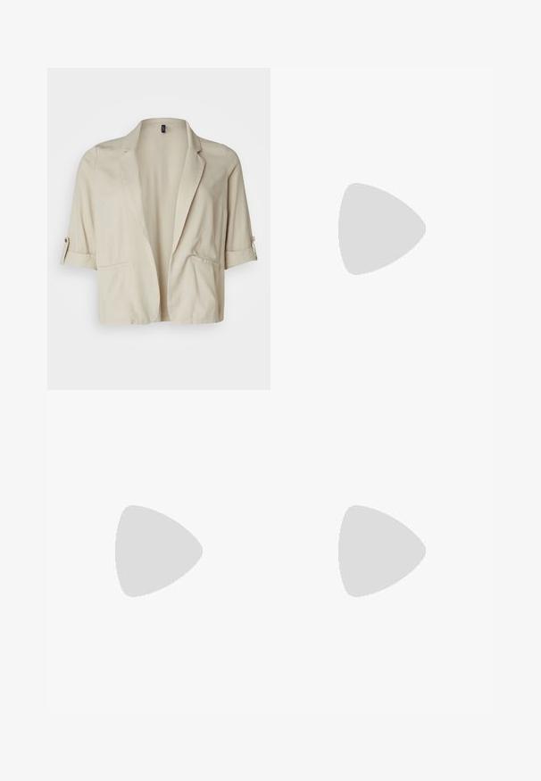 Blazer corto beige hecho de una tela ligera, con cuello de muesca, mangas vueltas y dos bolsillos frontales. Textura suave.; Tres camisetas ajustadas en blanco, gris y negro. Cada una cuenta con un escote amplio y mangas cortas. Están hechas de una tela suave y elástica.; Pantalones negros de campana hechos de una tela elástica, con una cintura alta y una textura suave. Los pantalones se ensanchan desde la rodilla.; Zapato plano negro con punta afilada, paneles laterales de malla y una correa con detalle de hebilla. Acabado suave en las secciones de la punta y el tacón.