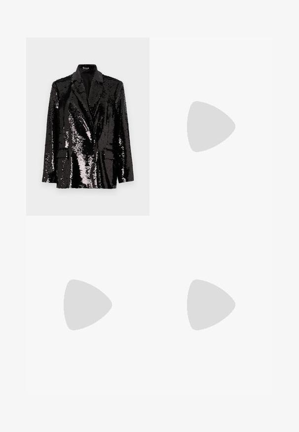 Svart paljettblazer med långa ärmar, en fickkrage, två framfickor och en slät innerfoder. Glänsande yta.; Vit kortärmad T-shirt, korta vida ärmar, mjukt bomullsmaterial, rund halsringning med subtila orange detaljer, minimal design, inga mönster eller grafik.; Svarta byxor med vida ben, två framfickor, elastisk midja och sidoglädje för detaljer. Slät textur och minimalistisk design.; Svart läderklack med spetsig tå och en kraftig fyrkantig klack. Slät textur, enkel design, passar för formella sammanhang.