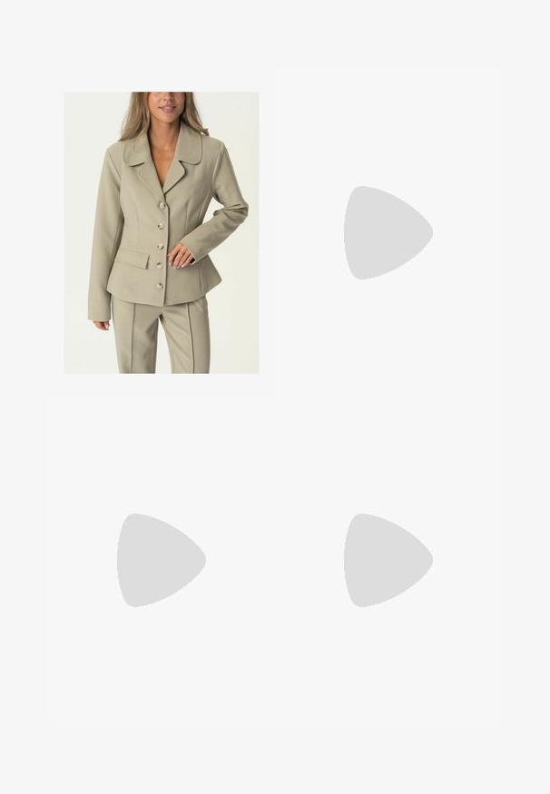 Svetlo béžový upravený blejzer s výstrihom do klina, uzatváraním na šesť gombíkov a bočnými vreckami. Hladká textúra a štruktúrovaný strih.; Biely bavlnený tričko s krátkym rukávom a okrúhlym výstrihom. Jednoduchý dizajn, voľný strih, hladká textúra. Žiadne vzory ani akcenty nie sú viditeľné.; Hnedé nohavice so širokými nohavicami a hladkou textúrou, s vysokým pásom a prednými skladmi. Tkanina je ľahká a voľne sa pohybuje.; Hnedé kožené sandály s krížovými popruhmi, uzatváraním na pracku okolo členku a plochou podrážkou s minimálnymi ševmi.