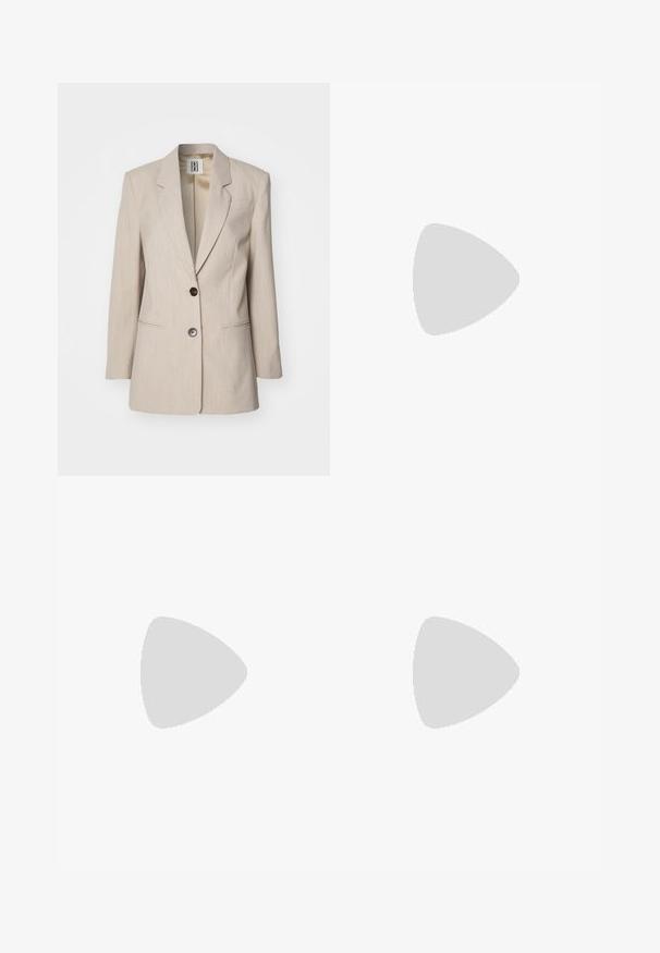 Beige kohandatud bleiser, millel on sakilise krae, üks must nupp ja kaks eesmist taskut. Tekstureeritud kangas, millel on peene muster.; Must räbal top, millel on ümmargune kaelus ja valge tikitud logo. Kangas on siledast tekstuurist ja keha lähedane lõige.; Heledad sinine teksapükste lühikesed püksid kõrge vöökohtadega, rebenenud servadega, viie tasku disainiga ja kontrastsete õmblustega. Ees on kaks nööpi kinnitamiseks.; Must musta, tehtud läikivast nahast, omades elegantset disaini, teravat varvast ja mõõdukat plokknina, mis tagab stabiilsuse.; Mustast nahkvetik, millel on kuldne tarvik, iseloomulik sulgemine, eemaldatav õlavarre rihm ja tekstureeritud pind.; Zign 2 PACK - Käevõru - gold-coloured/silver-coloured