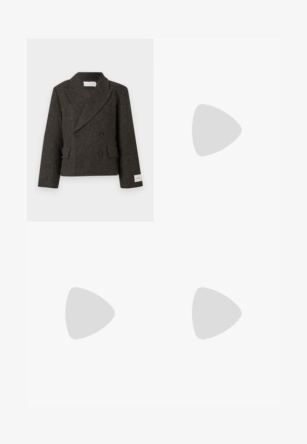 Giacca doppiopetto marrone scuro in tessuto strutturato con sottili pagliuzze dorate. Presenta grandi bottoni neri e tasche laterali.; Maglietta nera a maniche corte con scollo a V, dal design semplice e aderente, su sfondo bianco.; Pantaloni neri a gamba larga realizzati in tessuto morbido, con vita alta e pieghe, caratterizzati da una texture liscia e senza decorazioni visibili.; Sandaletta nera in pelle con tacco alto e cinturino alla caviglia, caratterizzata da fasce intrecciate sulla punta, una finitura liscia e una forma della punta appuntita.