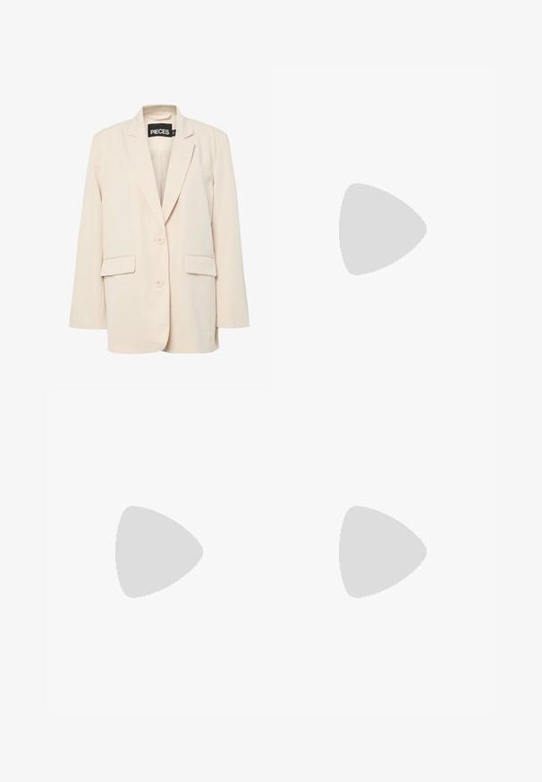 Pieces PCKAMIL LOOSE NOOS - Blazer - sandshell; Lys grå strikket pullover med høj hals, dropped skuldre og ribbede manchetter og kant. Blød struktur med en afslappet pasform.; Sorte brede bukser med høj talje, plisseret front og knaplukning. Lavet af glat stof med en skræddersyet design.; Brune ruskind sneakers med hvide detaljer og snørebånd. Gummisål i naturgummi. Båret med hvide sokker med sorte striber. Grøn struktureret gulv.; Brun vævet læderhandbag med en slasket, trekantet form. Har et flettet håndtag og en lynlåslukning langs toppen.