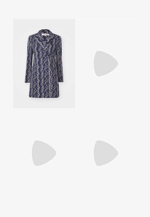 Palton bleumarin din material dublu, cu un model abstract bej, guler cu reja, mâneci lungi și două buzunare frontale. Textură moale a materialului.; Rochie fără mâneci din material bleumarin, cu un model în zigzag crem, guler rotund și închidere cu fermoar la spate. Siluetă în formă de A.; Balerini din piele neagră, cu vârf rotund, textură netedă, detalii de cusătură minimale și un design al tălpii flexibil.; Cercei din metal argintiu, cu un design curbat și neted, având o suprafață texturată, echipați cu un picior de cercei pentru fixare.