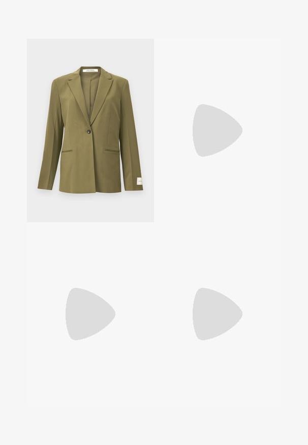 Olivengroene blazer gemaakt van soepel stof, met een notch-kraag, enkele knoopsluiting en twee voorkruiszakken met accentstiksels.; Lichtbeige kort-mile top met V-hals en draai detail aan de voorkant, met geplooide textuur aan de zijkanten voor een aansluitend ontwerp.; Zwarte leren broek met een gladde textuur, wijde pijpen, sluiting met een voorknoop en subtiele stikdetails.; Persoon in zwarte leren broek en beige slangenleerpatroon hoge hakken enkelschoenen, zittend op een beige stoel binnenshuis.