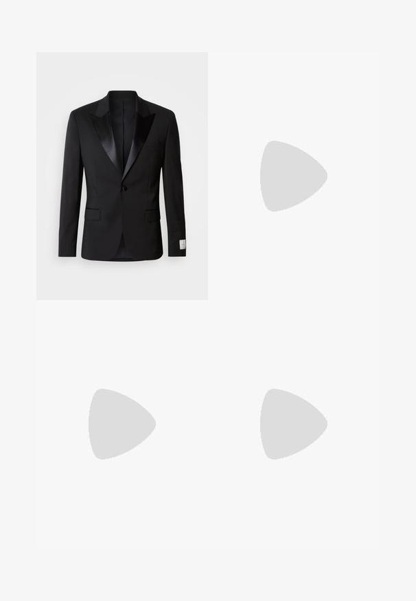 Musta smokkkoristusjakk, millel on satiinist teravad klapid, ühekohaline kinnis ja kaks esikäe taskut; omab siledat tekstuuri ja hästi istuvat lõiget.; Must t-särk lühikeste varrukatega, musta värviga, mille ees on graafika kujutisega ja sõnaga "REPENT" julgete hallide tähtedega.; Mustadest denimist lühikesed püksid, millel on mugav lõige, klassikaline viie tasku disain ja nööpauguga kinnitus, sile tekstuur ning sirge jala lõige.; Mustad mustus jooksukeng, mis sisaldab segu võrgust ja sünteetilisest materjalist, jäme talla, kaarduv disain ja silmapaistev bränding külgedel.; Angular hallikatega tumedad prillid hõbedaste detailidega, heleda tausta ees. Prilliklaasid omavad ainulaadset geomeetrilist kuju.