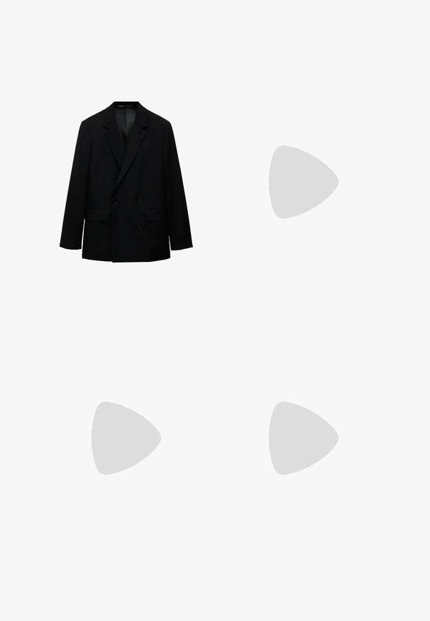 Sacou negru, cu două rânduri de nasturi, fabricat dintr-un material neted. Dispune de rever cu tăietură, două buzunare frontale și închidere cu nasture. Croi ajustat.; Tricou polo negru cu mânecă scurtă, dintr-un material texturat, cu un decolteu în formă de V și un tiv drept. Fără logo-uri sau modele vizibile.; Pantaloni negri, croiți pe măsură, cu față plată, cu o tăietură obișnuită, dintr-un material neted, având plii presate și buzunare laterale.; Pantofii negri din piele cu un finisaj neted, având un design cusut și un accent decorativ de lanț metalic peste partea de sus. Toc plat.