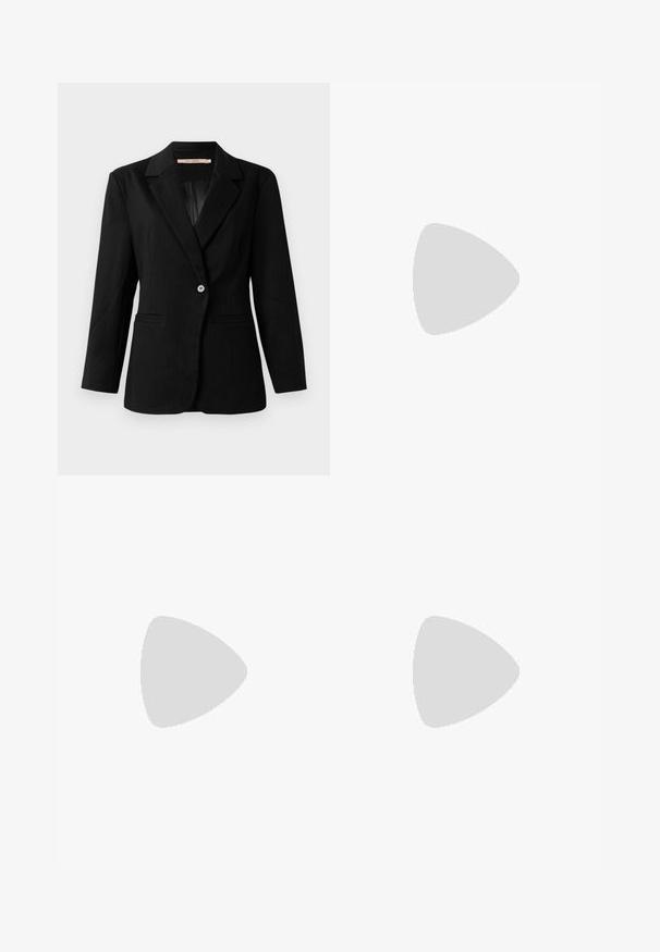 Černý blazer s jemným pruhovaným vzorem, s jedním knoflíkem a klopami, s dvěma předními kapsami, zobrazený na bílém pozadí.; Bílá blůza na knoflíky s volánkovým límcem, vertikálními pruhy a texturovanou látkou. Obsahuje elastické balónkové rukávy s krajkovým lemováním.; Námořnické modré kalhoty na míru se střihovým střihem, vyrobené z hladké tkaniny. Obsahují poutka na opasek, přední kapsy a čistý design pasu.; Hnědé kožené mokasíny s lesklým povrchem, se zdobnou zlatou sponou na přední straně a nízkým blokovým podpatkem. Klasický design.; Hnědá velká taška z nubukové kůže s jemnou texturou, otevřeným vrchem a jedním ramenním popruhem. Obsahuje hladký povrch a minimalistiké detaily.