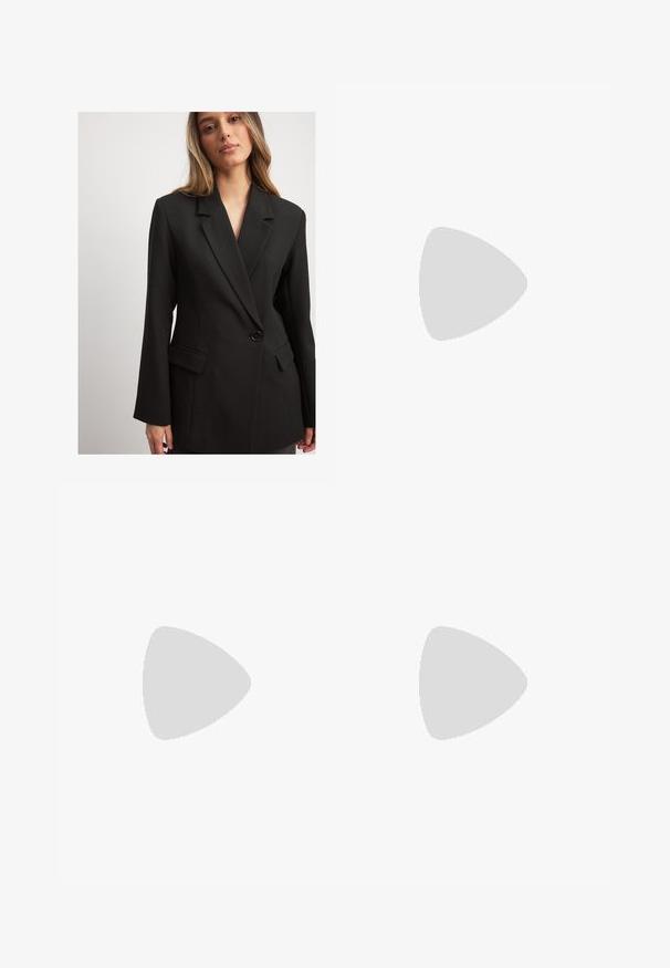 Czarna marynarka o dopasowanym kroju z klapami i pojedynczym zapięciem na guzik, z dwiema przednimi kieszeniami i wyraźnym fasonem.; Biały bezrękawnik z kwadratowym dekoltem, o gładkiej fakturze i dopasowanym kroju. Wykonany z lekkiego materiału.; Białe spodnie dżinsowe w stylu szerokich nogawek z wysokim stanem, wyposażone w pięć kieszeni i metalowe akcenty. Gładka struktura, bez widocznych wzorów.; Beżowe sportowe sneakersy wykonane z siateczki i zamszu, z okrągłym czubkiem, grubą podeszwą i wyraźnymi odblaskowymi akcentami po bokach.; Czarne owalne okulary przeciwsłoneczne z ciemnymi soczewkami, błyszcząca plastikowa oprawka, szerokie zauszniki i mały złoty akcent z jednej strony.