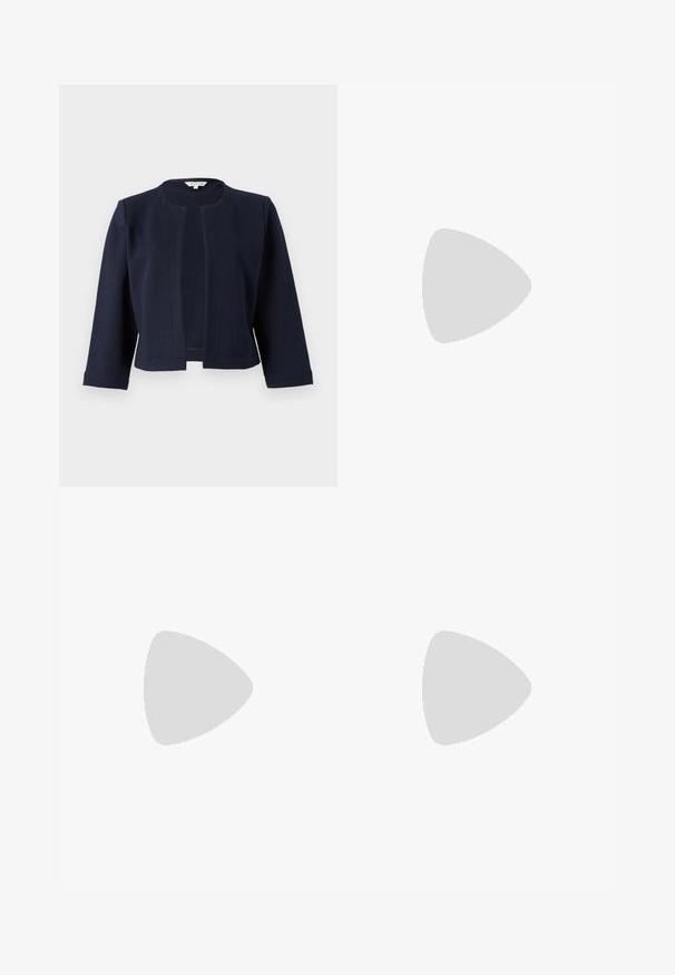 Chaqueta recortada de color azul marino hecha de tejido texturizado, con cuello redondo y apertura frontal, y mangas de tres cuartos.; Camiseta blanca de manga corta hecha de suave algodón. Presenta un escote redondo y un corte relajado. Diseño limpio sin patrones o acentos visibles.; Pantalones de pierna ancha en tejido azul marino oscuro. Presentan un frente liso, lazos para cinturón y bolsillos laterales. El material es suave y con un ligero estiramiento.; Zapato de tacón negro de cuero con punta afilada y tacón bajo cuadrado. Presenta una correa para el tobillo con una hebilla en tono dorado. Textura suave.