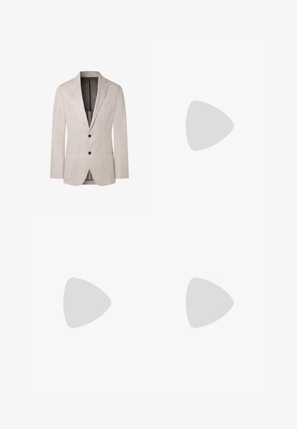 Světle šedý blazer vyrobený z texturované tkaniny. Má klopový límec, dvě přední kapsy a dva knoflíky. Vnitřek je tmavě šedý.; Modré bavlněné tričko, krátké rukávy, kulatý výstřih, jednobarevné, jemná textura, rovný lem, bez vzorů a ozdob.; Námořnické modré kalhoty z hladkého materiálu, s rovnými nohavicemi, standardním pasem s knoflíkem a diskrétními postranními kapsami.; Černá nazouvací bota s kulatou špičkou, má texturovaný svršek, hladkou bílou podrážku a subtilní značkový detail na boku.