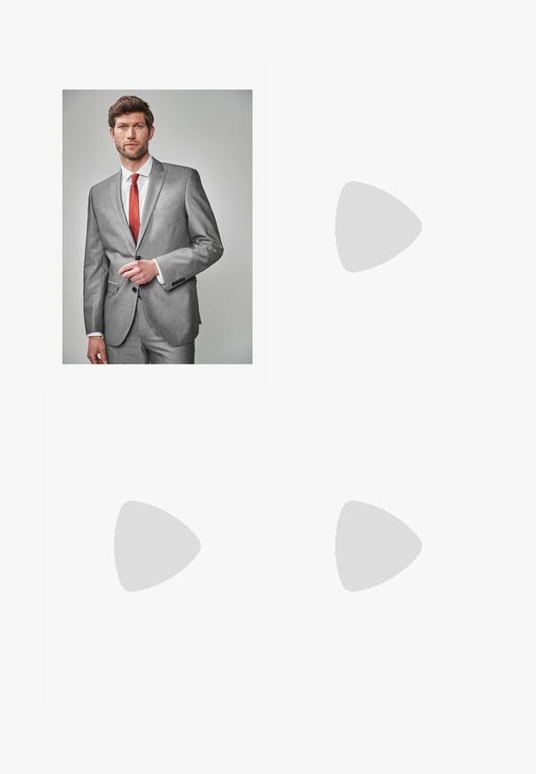 Grå jakkesæt med slim fit, enkeltstående jakke og spids lapel. Hvid skjorte og rød slips med en subtil tekstur, afsluttet med sorte knapper.; Lysblå stribet langermet skjorte med hvid krave og manchetter, udstyret med knaplukning og en buet kant. Glat stofstruktur.; Olivenfarvede linnedbukser med en frontfold, prydet med en knaplukning og et kontrastfarvet ternet for i taljebåndet.; Sorte syntetiske loafers med en fremtrædende syet front, polstret indersål og flad gummiydersål; slankt design med minimal detaljer.
