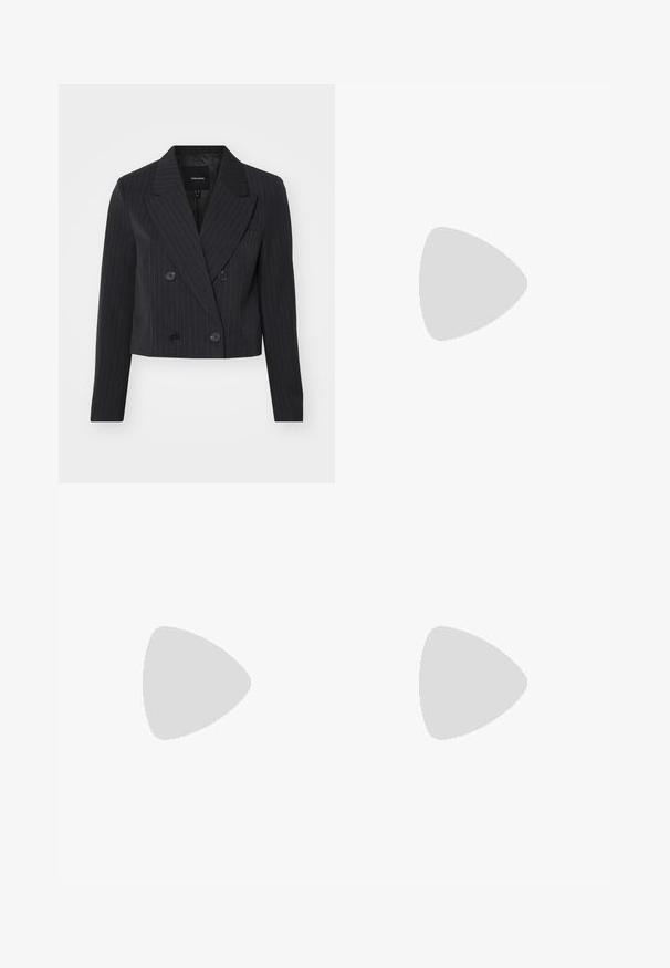 Blazer cropped a righe nere con chiusura a doppiopetto, colletto affilato e maniche lunghe, realizzato in un tessuto testurizzato.; Tre magliette a maniche lunghe impilate: nera, grigia e bianca. Ognuna ha un colletto rotondo e un design accorciato con tessuto morbido e leggero.; Jeans in denim blu scuro a vita alta e gamba larga, con tasche frontali e posteriori, chiusura con bottone e dettagli di cucitura visibili.; Ballerine in suede beige con punta tonda in pelle nera, tacco basso e texture liscia, caratterizzate da cuciture minime e un design pulito.