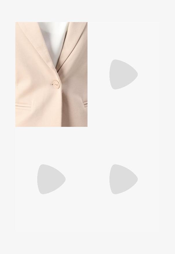 Blazer beige con chiusura a un bottone, rever a punta e due tasche frontali con dettagli di cucitura discreti. Tessuto liscio.; Blusa bianca a maniche lunghe con scollatura a V profonda, realizzata in un morbido materiale satinato e con polsini arricciati per una vestibilità comoda.; Pantaloni neri con design a gamba dritta, caratterizzati da due pieghe frontali, una vita e senza tasche o decorazioni visibili.; Décolleté in vernice nera con cinturino dietro, punta affusolata, design con ritagli arrotondati e tacco a blocco. Presenta un accento di fibbia tono oro.