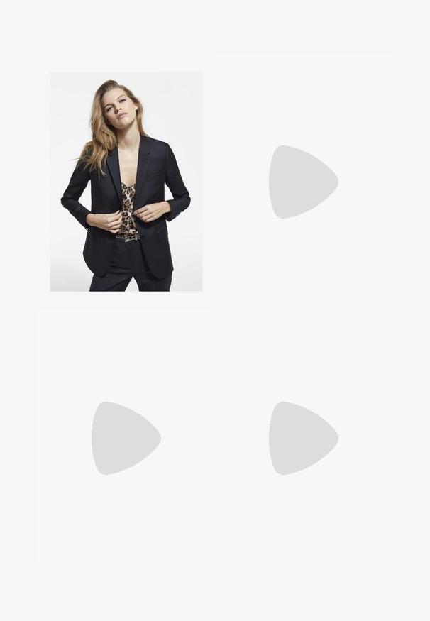The Kooples Blazer - black; The Kooples T-shirt imprimé - black; Filippa K Wide Leg - ecru wash; The Kooples CHAUSSURES - Sandales à talons hauts - black