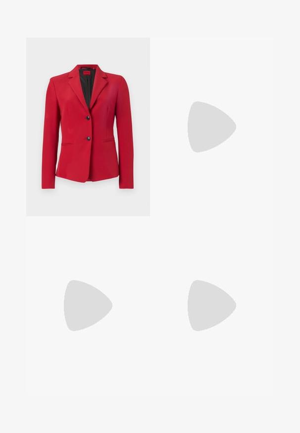 Blazer rosso con un design strutturato, monopetto con due bottoni, revers a punta e tasche laterali; texture liscia e silhouette snella.; T-shirt in cotone nero con maniche corte, caratterizzato da una grafica rosa di occhiali da sole e la scritta "Non tua ragazza" sulla parte sinistra del petto.; Pantaloni neri plissettati con un taglio dritto, realizzati in un tessuto morbido. Presentano una vita alta e tasche laterali invisibili.; Pump in pelle nera con punta affusolata e tacco di 7 cm. Distintivo dettaglio in metallo dorato a forma di cuore sul lato. Texture complessiva liscia.