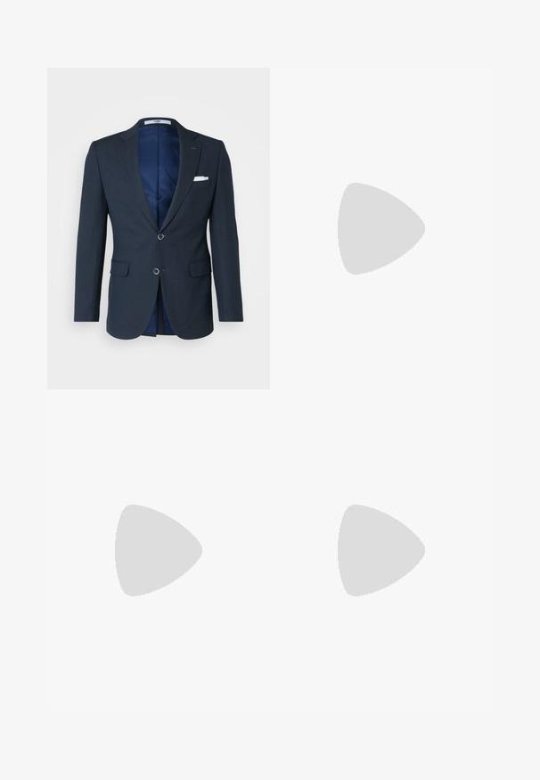 Marineblazer met een gestructureerde afwerking, twee knopen, notch revers en twee voorzakken; heeft een blauwe binnenvoering en een witte pochette.; Twee zwarte katoenen T-shirts met ronde hals, korte mouwen en blauwe "HUGO" labels op de kragen en zijsplitten.; Zwarte broek met een geplooid ontwerp, wijde pijpen en een zachte textuur. Voorzien van een rode taillebandlabel.; Zwarte leren instappers met een textuur aan de voorkant en gladde zijden. Voorzien van een slanke hak en een lus aan de achterkant voor gemakkelijk aan- en uittrekken. Klassiek ontwerp.