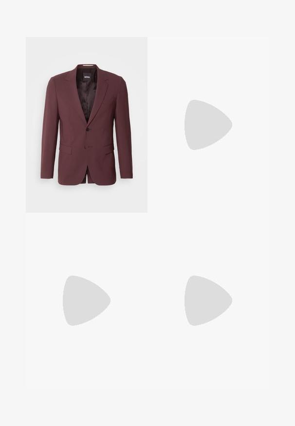 BOSS HOUSTON - Sacou de costum - open red; Tricou alb din bumbac cu mâneci scurte, având un logo negru "BOSS" centrat pe piept și un guler rotund.; Pantaloni albi confecționați dintr-un material neted, având un design cu picior drept, pliseuri frontale și un sistem de închidere cu un singur nasture la talie.; Tenis alb cu un superior din plasă și material sintetic, vârf rotund, șireturi plate și o dungi texturată pe lateral. Talpă din cauciuc cu un tab la spate.