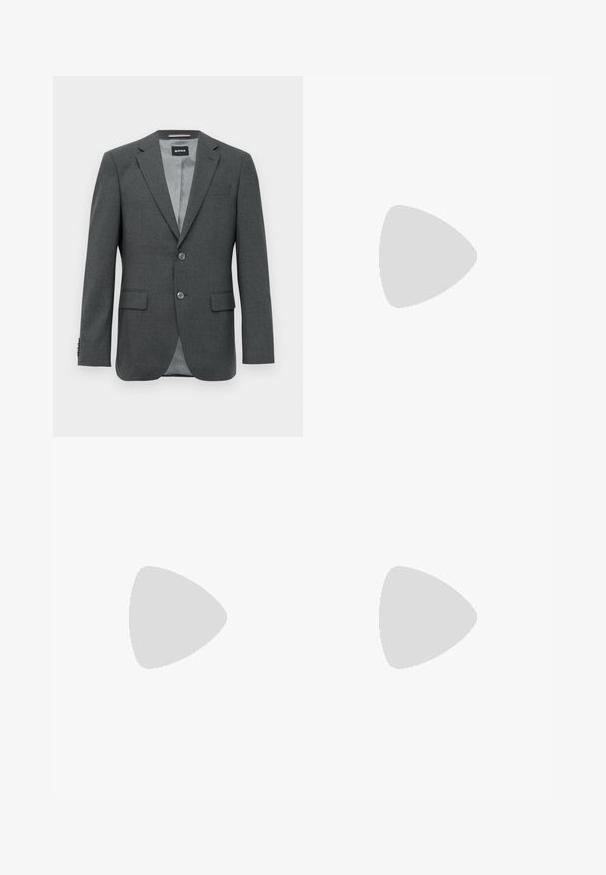 Sötétszürke, szabott férfi zakó, bepattintható lappal, két gombbal, hajtókás zsebekkel és részben látható belső béléssel.; Világoskék, hosszú ujjú ing sima anyagból, gombos elülső résszel, hegyes gallérral és normál szabással.; Fekete nadrág sima anyagból. Egyenes szabású, lapos elejű, gombos záródással és egyszerű derékrésszel rendelkezik.; Fekete bőr dresszcipő sima felülettel, fűzős kialakítással, lekerekített orral és finom varrási részletekkel. Fekete gumitalppal rendelkezik.