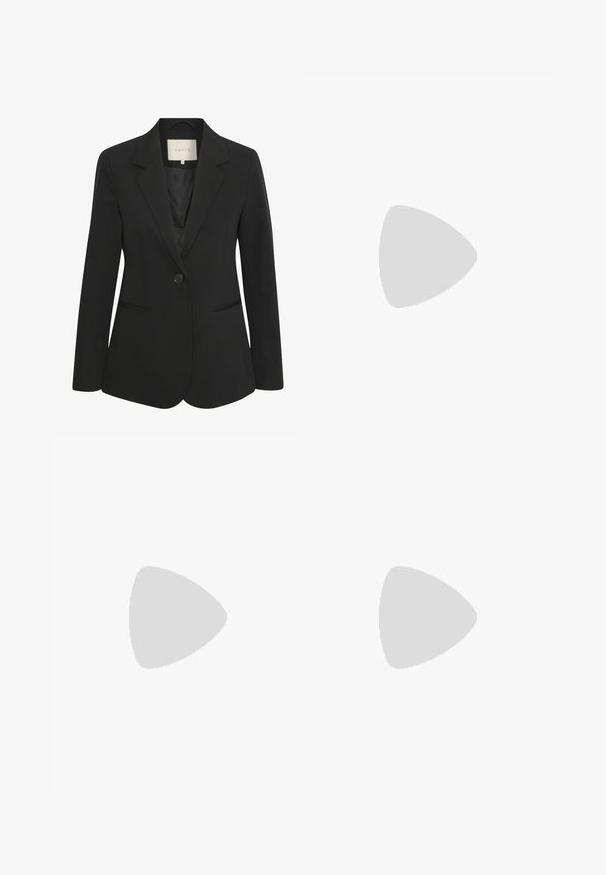 Blazer negro con un solo botón, solapas puntiagudas y dos bolsillos frontales. Tejido suave con un corte estructurado y un ligero brillo.; Top de tirantes blanco con canalé, con un cuello redondo, diseño sin mangas y largo corto. La etiqueta dice "JJXX". Textura de tela suave.; Pantalones negros de pierna ancha con cintura elástica, fabricados en un tejido suave. Presentan un diseño limpio sin bolsillos ni detalles de costura visibles.; Zapatillas de ante negras y grises con un gran logo "N" en color crema, cordones morados y una suela de goma texturizada en color marrón.