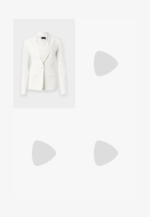 Weißer Blazer aus glattem Stoff, mit einem Ein-Knopf-Verschluss, Reverskragen und zwei Fronttaschen. Einfaches, schickes Design.; Schwarzes, knielanges Kleid mit Puffärmeln, quadratischem Ausschnitt und Bindeband hinten. Aus glattem Stoff gefertigt, mit enganliegendem Oberteil und fließendem Rock.; Beige flache Sandale mit mehreren schlanken Riemen und einer verstellbaren Schnalle. Die Sohle ist flach und hat einen leichten dunklen Kontrast am Rand.; Goldene Creolen mit einem strukturierten Design und drei klaren Kristallakzenten auf einer Seite, die eine moderne geometrische Ästhetik bieten.