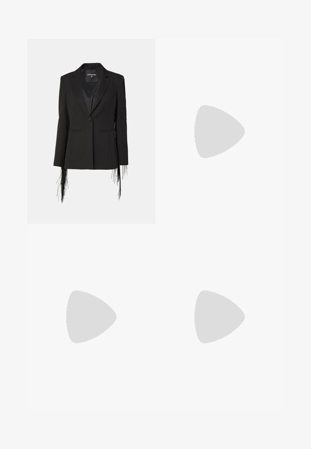Blazer negru cu închidere printr-un singur nasture, având detalii texturate cu franjuri pe mâneci și o captuseală netedă. Siluetă croit.; Pulover negru din tricot, cu guler rotund, mâneci lungi cu accente dintr-un material ribat, și o croială relaxată. Textură fină cu un design simplu.; Fustă creion neagră, plisată, cu detalii cu fundă și o fanta laterală. Fabricată dintr-un material elastic, cu o textură netedă și un design care se mulează pe corp.; Cizme negre până la genunchi din piele întoarsă, cu toc gros, având o textură netedă și un design minimalist fără elemente metalice vizibile.