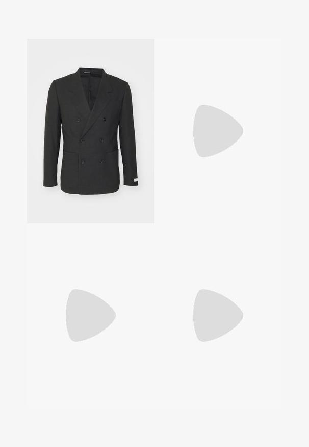 Schwarzer doppelt geknöpfter Blazer mit Reverskragen, sechs Knöpfen, zwei großen Vordertaschen und einem kleinen weißen Etikett am linken Ärmelsaum.; Himmelblaues Langarmhemd mit spitzem Kragen, schwarzen Knöpfen und einem einzigartigen Ausschnitt vorne für ein markantes Design.; Schwarze Ledershorts mit glatter Textur, die über doppelte metallische Reißverschlussdetails an der Taille, vier Taschen und eine taillierte Passform verfügen.; Schwarze Lederloafers mit glatter Textur, rundem Zehenbereich und einem dekorativen Riemen über dem Vorderfuß. Niedriger, gestapelter Absatz, minimalistisches Design.