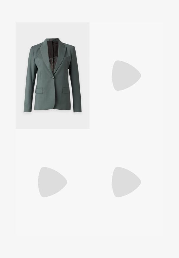 Sacou verde închis cu un design structurat, revere tăiate, închidere cu un singur buton și două buzunare frontale. Interiorul are o căptușeală neagră elegantă.; Filippa K BRAID - Pulover - black; Pantaloni negri dintr-un material neted, cu talie înaltă, picioare largi, pliuri frontale și loop-uri clasice pentru curea. Fără buzunare laterale vizibile.; Cizme negre din piele până la genunchi cu o textură netedă, vârf pătrat, toc bloc și tab pentru tragere pe lateral, având detalii de cusătură minime.