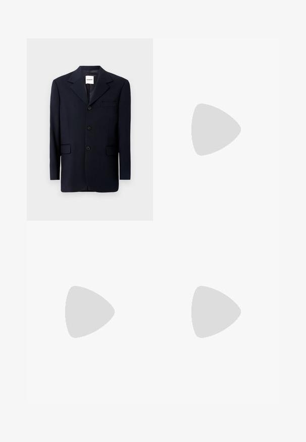Sacou bleumarin dintr-un material neted, cu guler în parte, două rânduri de câte trei nasturi și buzunare laterale. Design minimalist cu cusături fine.; Cămașă albă cu mânecă lungă, din bumbac, prevăzută cu un buzunar pe piept cu broderie tonală, guler și manșete cu buton.; Pantaloni din bumbac bej cu o croială lejeră, design pliat, talie cu închidere prin nasture și tăietură dreaptă. Textură netedă, fără modele.; Mocasini din piele neagră cu o textură netedă, vârf rotund și o curea decorativă peste partea superioară. Toc mic, design minimalist.