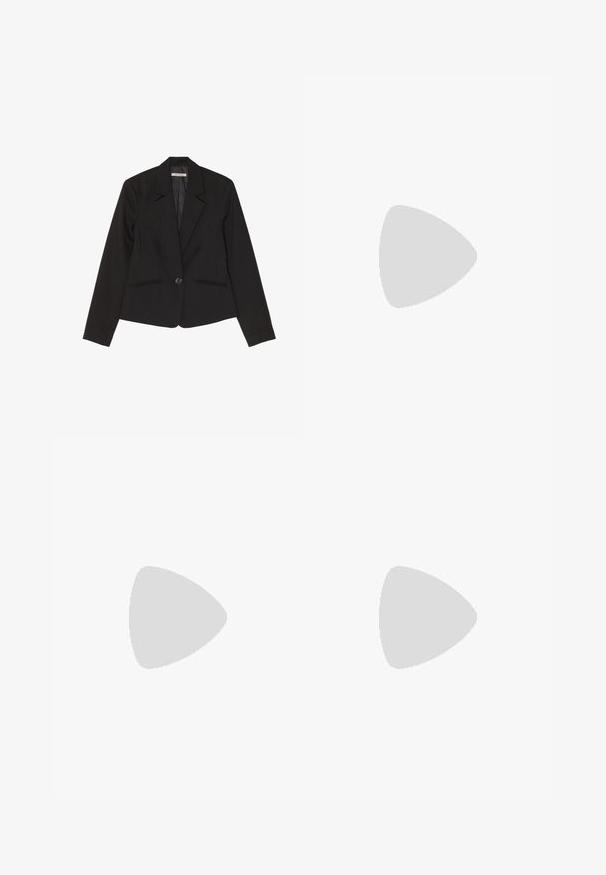 Svart blazer laget av strukturert stoff, med en enkel knappelukking, notched lapels og to frontlommer med subtile sting.; Svart turtleneck genser laget av myk strikket stoff, med lange ermer og en tettsittende silhuett med en ribbestrikket krage og kant.; Vide benklær i svart, laget av et glatt stoff. Har en flat midje med beltehemper og ingen synlige lommer. Enkelt design.; Sorte patent lær loafers med flad hæl, med frynsedetalje og glat overflade, designet med rund tå og diskrete syninger.