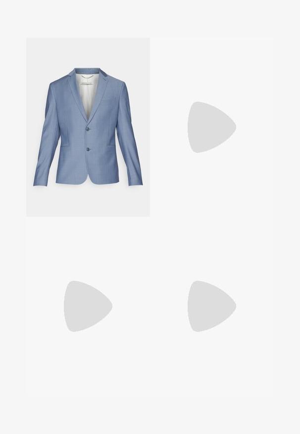 Lichtblauwe, gestreepte blazer met een notch-kraag, twee knopen en zijzakken. Gladde stof met een subtiele glans en een getailleerde pasvorm.; Witte t-shirt met korte mouwen, losse fit, ronde halslijn, gladde katoenen stof, ongeversierde achterkant, rechte zoom, geen patronen of accenten.; Grijze op maat gemaakte broek met een platte voorkant, twee zijzakken en een enkele knoopsluiting. Glad textuur met een subtiel streepjespatroon.; Zwarte leren loafers met een gladde afwerking, ronde neus en decoratieve stiksels op de wreef. Lage gestapelde hak en een lichte glans.