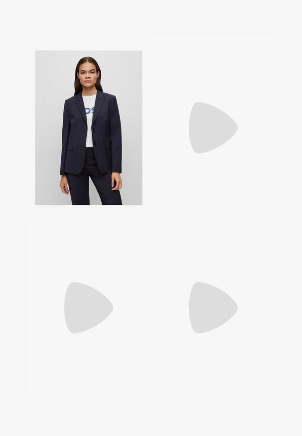 Blazer navy in un design sartoriale, con rever a punta, due tasche frontali e due bottoni, indossato sopra una camicia bianca con scritte blu.; T-shirt bianca cropped, maniche corte e larghe, tessuto di cotone morbido, scollatura rotonda con bordino arancione sottile, design minimale, senza motivi o grafiche.; Pantaloni neri su misura con un design a gamba dritta, caratterizzati da una texture liscia e pieghe ben definite sul davanti. Senza hardware visibile.; Sandali con tacco a blocco beige, con sottili cinturini e punta quadrata. Materiale liscio con dettagli minimi, progettati per un facile utilizzo.