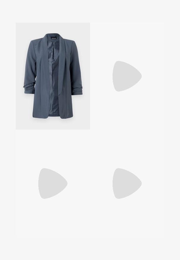 Szary żakiet o gładkiej fakturze, z otwartym przodem i podwiniętymi rękawami. Wnętrze ma kontrastowe satynowe wykończenie i minimalistyczny design.; Trzy bluzki z długim rękawem ułożone jedna na drugiej: czarna, szara i biała. Każda z okrągłym dekoltem i skróconym fasonem, wykonana z gładkiego, lekkiego materiału.; Jeansy z wysokim stanem, szerokimi nogawkami w ciemnoniebieskim kolorze, z kieszeniami z przodu i z tyłu, z zapięciem na guzik oraz widocznymi detalami w stieniu.; Beżowe zamszowe baleriny z czarnym skórzanym okrągłym noskiem, niskim obcasem i gładką teksturą, charakteryzujące się minimalnym przeszyciem i prostym designem.