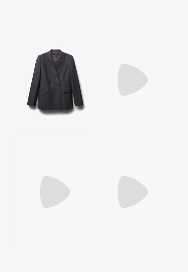 Schwarz doppelt geknöpfter Blazer mit Reverskragen, zwei vorderen Taschen und strukturiertem Stoff sowie einem glatten Innenfutter.; Weißes T-Shirt mit kurzen Ärmeln aus Baumwolle. Hat einen Rundhalsausschnitt und eine lockere Passform. Glatte Textur ohne sichtbare Muster oder Akzente.; Weiße, weit geschnittene Hosen aus leichtem Stoff, mit einem elastischen Bund und einem Zugband für eine verstellbare Passform. Glatte Textur.; Cremefarbene sportliche Sneakers mit drei beigen Streifen, aus Wildleder und Textilmaterialien, einer strukturierten Sohle und geprägtem Branding an der Ferse.