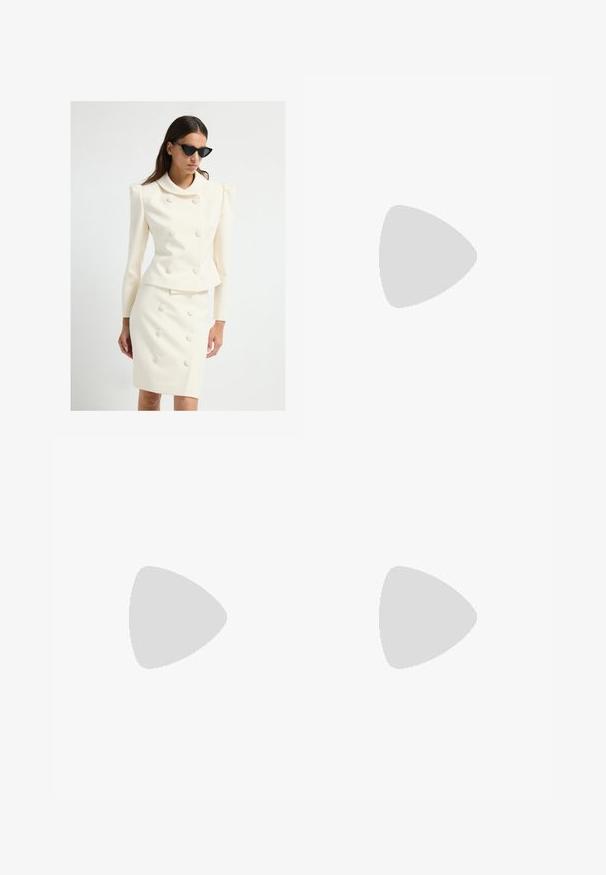 Hvid skræddersyet jakkesæt med en figursyet jakke med en stor krave og knapdetaljer, parret med en matchende blyantskørt, begge i glat stof.; Simpel sort kortærmet bomulds T-shirt med rund hals, præsenteret på en hvid baggrund.; Sorte bukser med lige pasform, der har frontlommer og slidser i kanten. Lavet af blødt, glat stof. Velegnet til forskellige anledninger.; Sorte patentlæder slingback hæle med spids tå, udskåret sideskærm og en lille firkantet hæl. Glat tekstur med minimale detaljer.